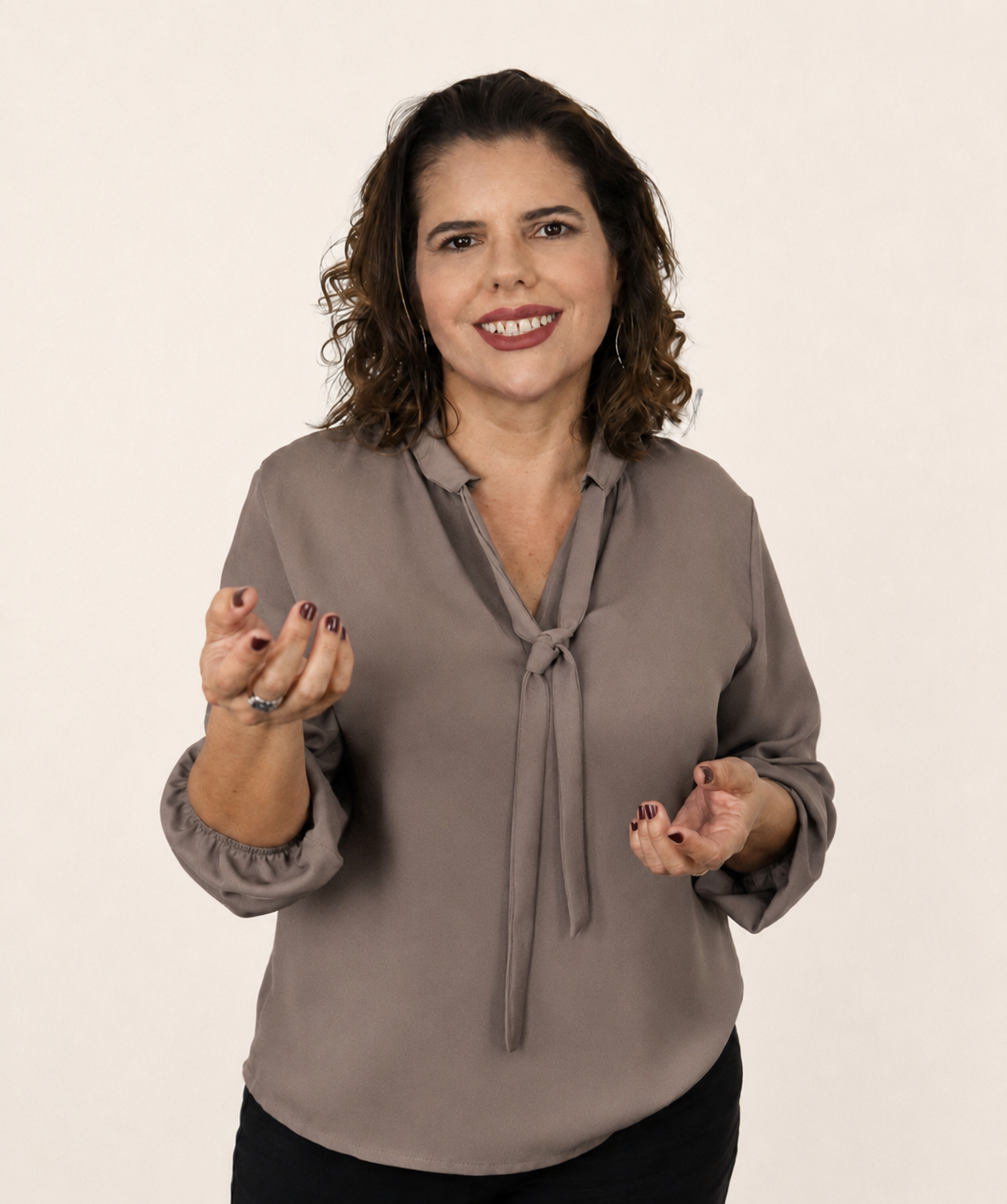 Daniela Lima apresentando conteúdo